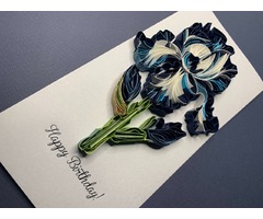 Квілінг листівка “З Днем народження” з об’ємною ірисом у темно-синіх відтінках Опис: