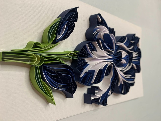 Квілінг листівка “З Днем народження” з об’ємною ірисом у темно-синіх відтінках  Опис: