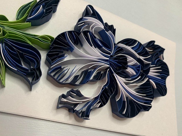 Квілінг листівка “З Днем народження” з об’ємною ірисом у темно-синіх відтінках  Опис: