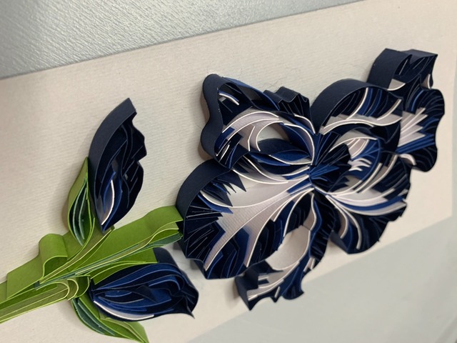 Квілінг листівка “З Днем народження” з об’ємною ірисом у темно-синіх відтінках  Опис: