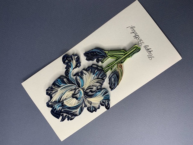 Квілінг листівка “З Днем народження” з об’ємною ірисом у темно-синіх відтінках  Опис: