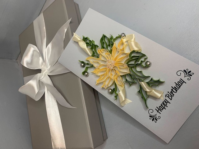 Квілінг листівка “Happy Birthday” з об’ємною квіткою та декором (стрічка, перли)