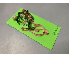 Квілінг листівка “З ювілеєм!” з декоративною композицією у формі скрипкового ключа