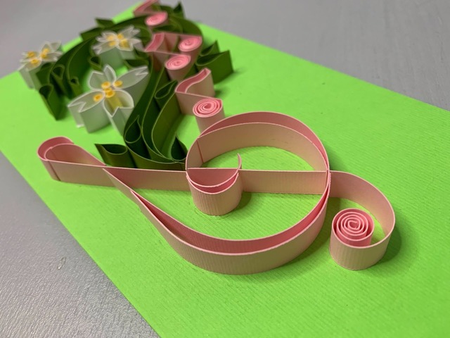 Квілінг листівка “З ювілеєм!” з декоративною композицією у формі скрипкового ключа