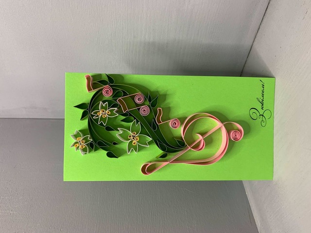 Квілінг листівка “З ювілеєм!” з декоративною композицією у формі скрипкового ключа