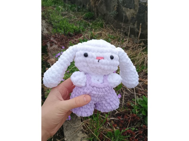 Зайчик в комбинезоне из плюшевой пряжи