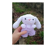 Зайчик в комбинезоне из плюшевой пряжи
