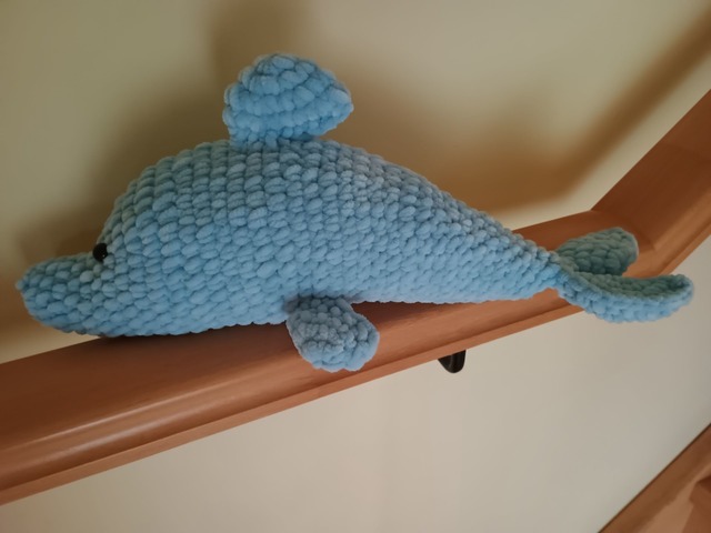 Дельфин из плюшевой пряжи