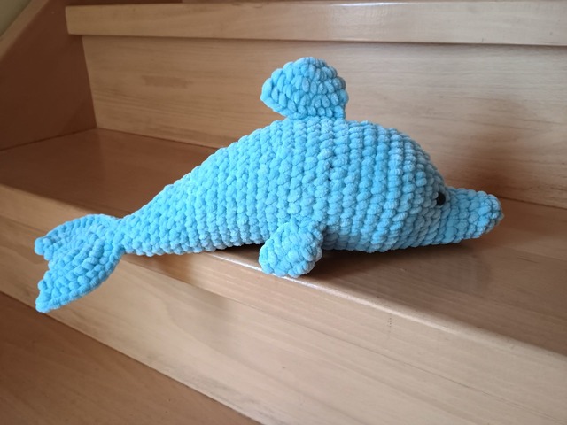 Дельфин из плюшевой пряжи