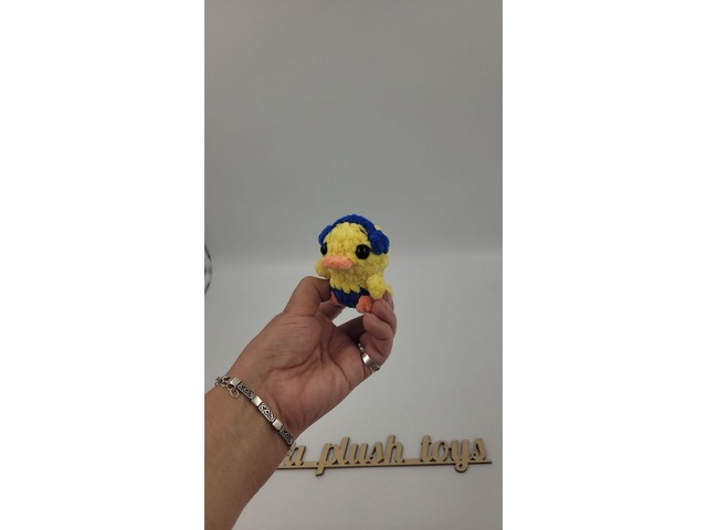 Мяка в'язана іграшка брелок каченя