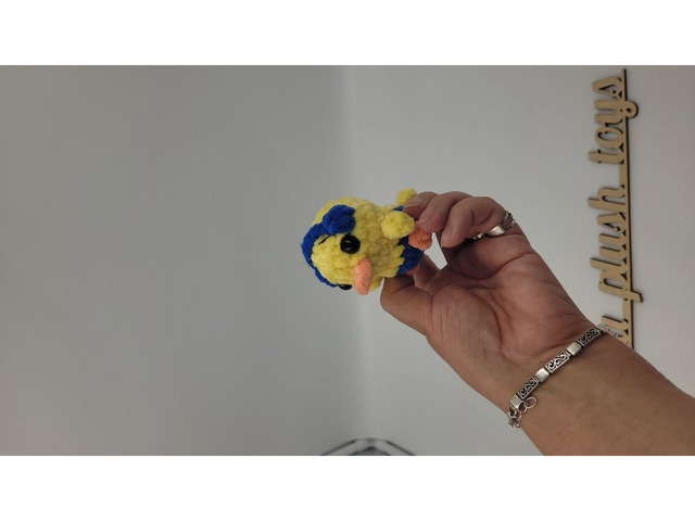 Мяка в'язана іграшка брелок каченя