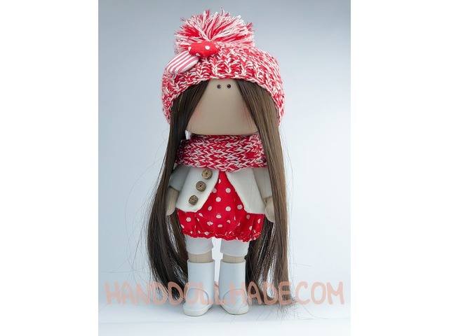 Интерьерная кукла в красной шапочке.