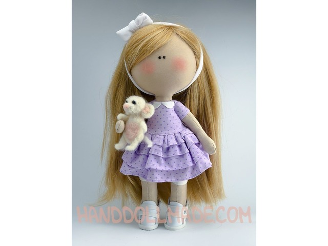 Интерьерная кукла в сиреневом платье с мышонком.