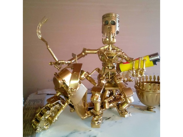 Сувениры ручной роботы с металла