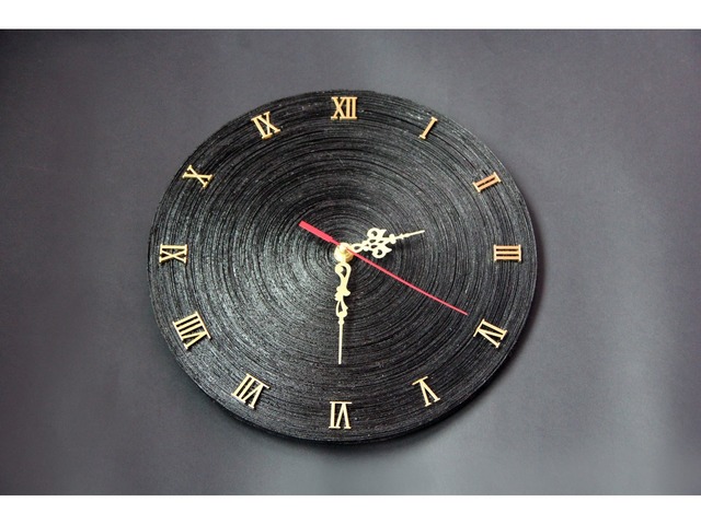 Настенные круглые черные часы ручной работы из бумаги с золотыми стрелками.