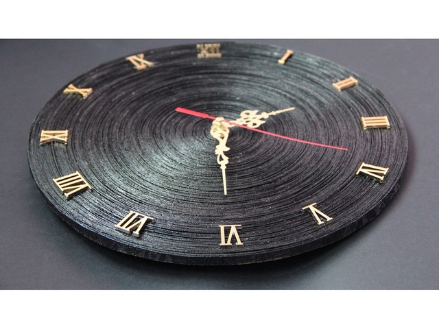 Настенные круглые черные часы ручной работы из бумаги с золотыми стрелками.