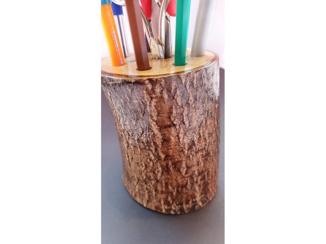 Карандашница из ореха. Подставка для карандашей из орехового дерева, покрытая глянцевым лаком.