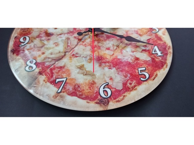 Часы с изображением пиццы сделанные Ультрафиолетовой печатью на стекле.