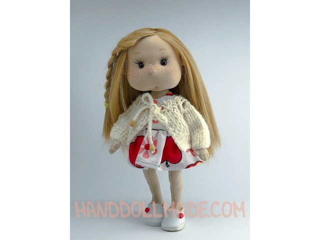 Игровая кукла в платье с яблочками
