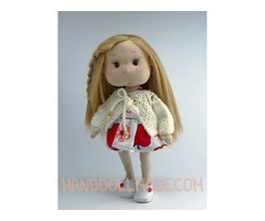 Игровая кукла в платье с яблочками