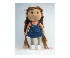 Игровая текстильная кукла в джинсовом сарафане.