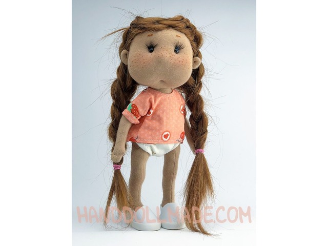 Игровая текстильная кукла в джинсовом сарафане.