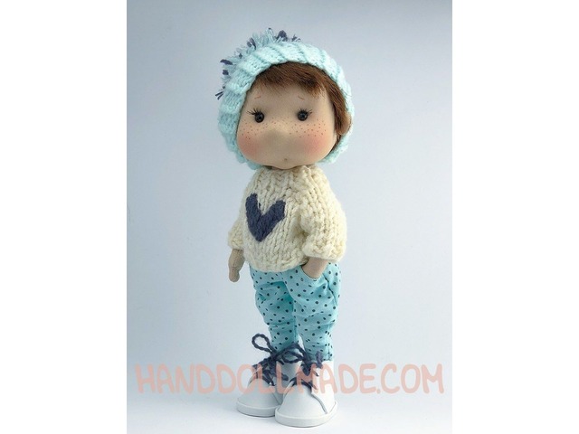Игровая кукла мальчик в бирюзовой шапке.