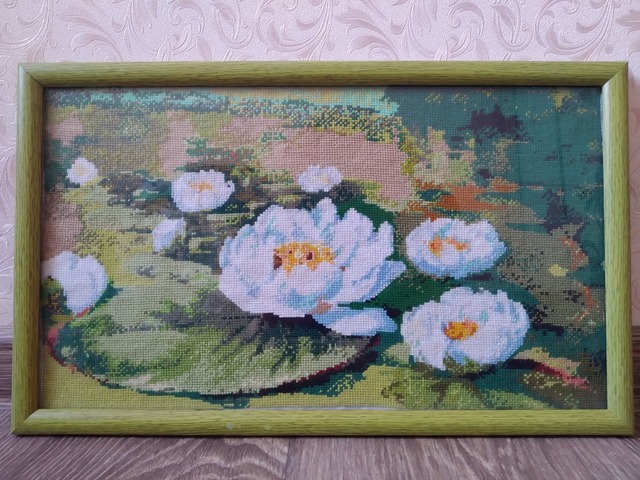 Вышитая крестиком картина "Лилии в пруду"