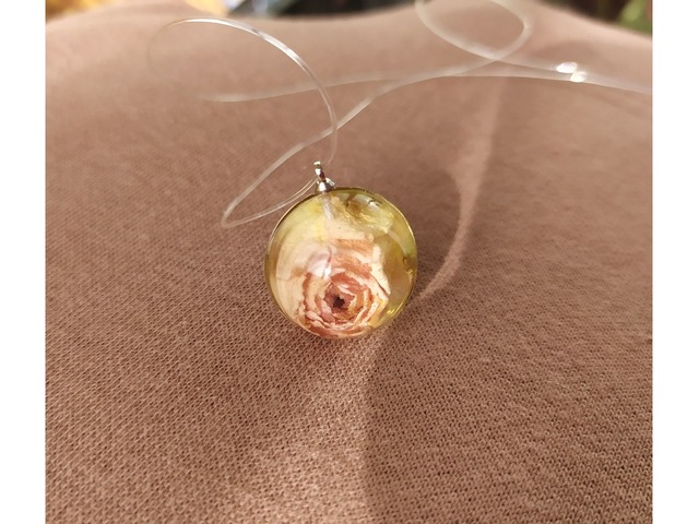 Кулон кремовая роза в ювелирном обрамлении  эпоксидной смолы