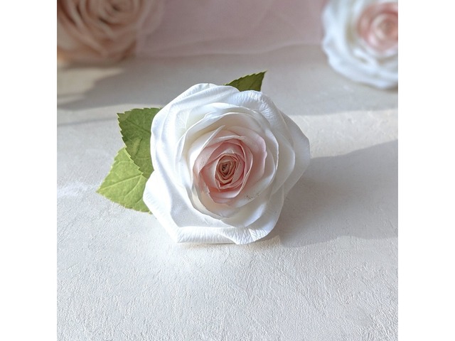 Заколка з мініатюрною трояндою