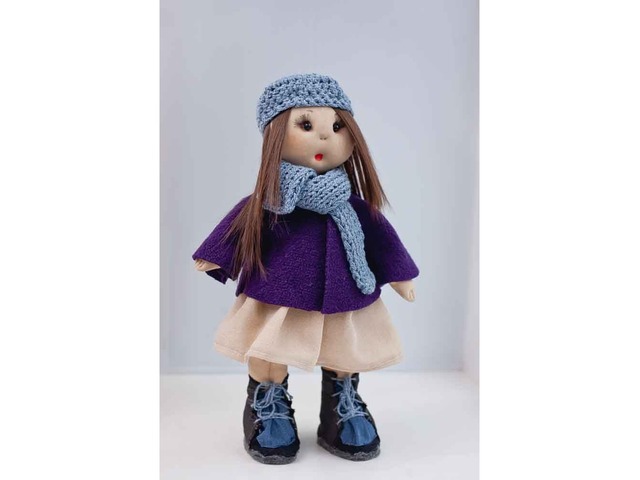 Тряпичная кукла ручной работы в пальто и шапке
