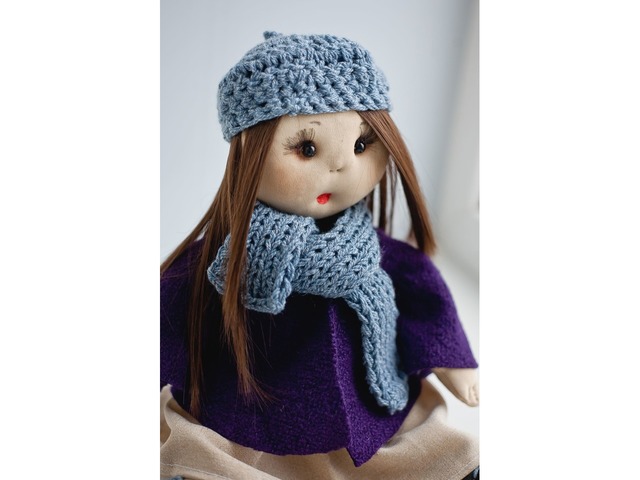 Тряпичная кукла ручной работы в пальто и шапке