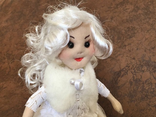 Кукла ручной работы блондинка в белом