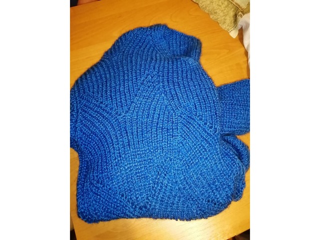 Голубой  свитер ручной работы