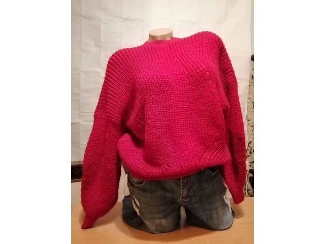 Красный свитер ручной работы