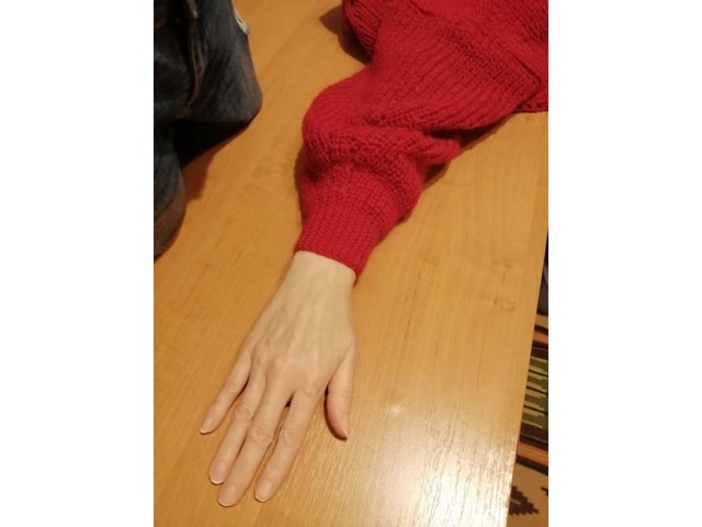 Красный свитер ручной работы