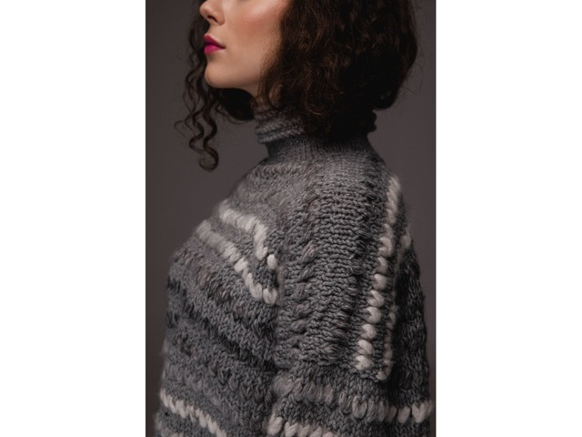Серый полосатый свитер