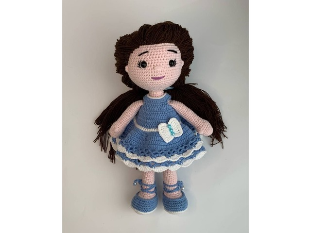 Вязаная куколка с пышными волосами