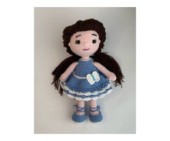 Вязаная куколка с пышными волосами