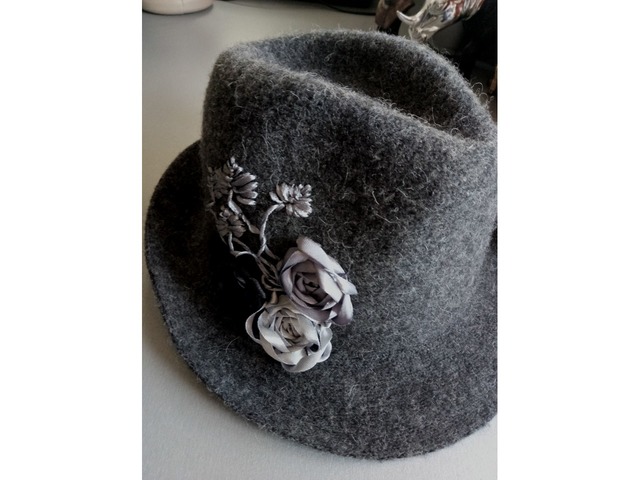 Шляпа  с ручной вышивкой,серого цвета