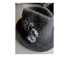 Шляпа с ручной вышивкой,серого цвета