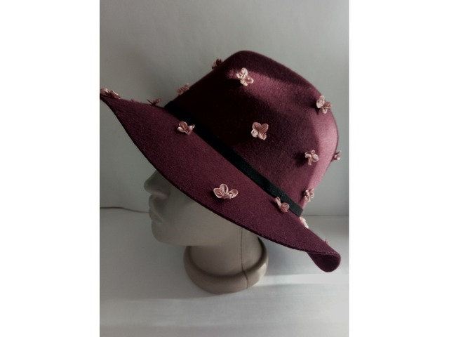 Шляпа с ручной вышивкой,бордового цвета
