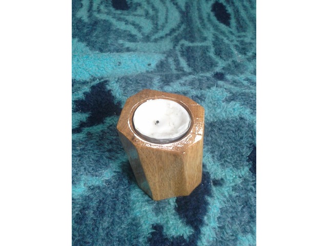 Деревянный подсвечник для чайной свечи.