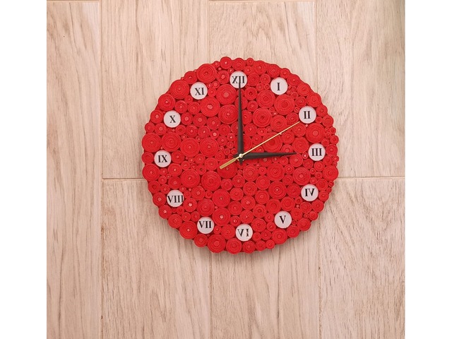 Красные настенные часы ручной работы.