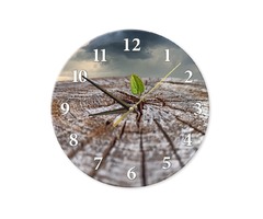 Настенные часы с фото листочка на спиленном дереве