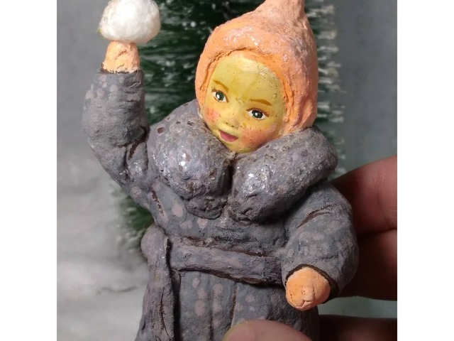 Ватная игрушка девочка со снежком