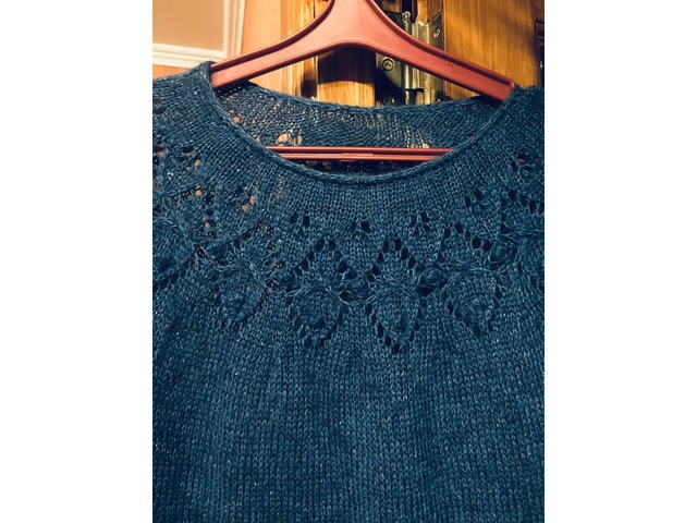 Синій светр з ажурною кокеткою