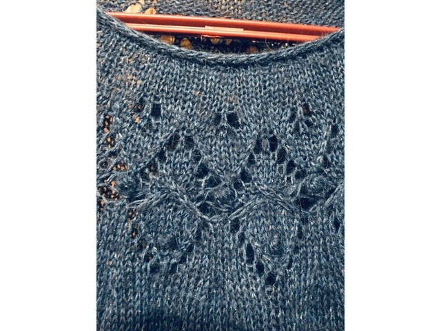 Синій светр з ажурною кокеткою
