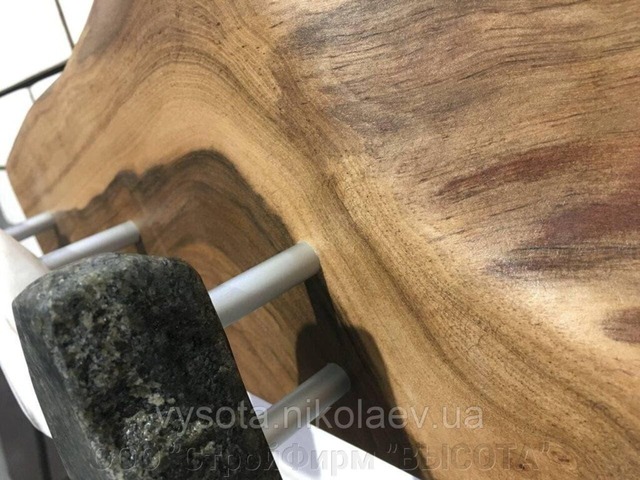 Вішалка з натурального дерева ГОРІХ прикрашена натуральним гранітом і мармуром