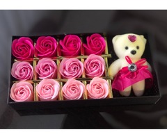 Подарункові коробочки з мильними трояндами